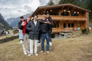 Ein Chalet im Pitztal: Nick, Luke, Lorian, Cay und Azad ziehen in die neue Jungs-WG. Ein Chalet im Pitztal: Nick, Luke, Lorian, Cay und Azad ziehen in die neue Jungs-WG.