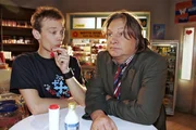 Bernd (Volker Herold, r.) schüttet sein Herz bei Jürgen (Oliver Bokern, l.) aus. Er kann es einfach nicht fassen, dass Helga ihren Hochzeitstag vergessen hat.