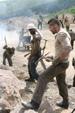 Chancengleichheit? Schon bald m&uuml;ssen die beiden Knastfighter Uri Boyka (Scott Adkins, r.) und Turbo (Mykel Shannon Jenkins, l.) feststellen, dass alle Konkurrenten des Favoriten und Publikumslieblings Quinones tags&uuml;ber zur Arbeit im Steinbruch verdonnert werden ...; Chancengleichheit? Schon bald m&uuml;ssen die beiden Knastfighter Uri Boyka (Scott Adkins, r.) und Turbo (Mykel Shannon Jenkins, l.) feststellen, dass alle Konkurrenten des Favoriten und Publikumslieblings Quinones tags&uuml;ber zur Arbeit im Steinbruch verdonnert werden ...