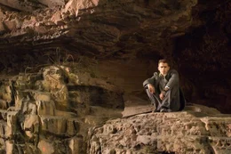 Kaum hat David (Hayden Christensen) seine "Jumper"-F&auml;higkeiten entdeckt, da schmei&szlig;t er auch schon die Schule hin und jettet nur noch um die Welt. Das n&ouml;tige Kleingeld organisiert er sich durch diverse Bank&uuml;berf&auml;lle ...