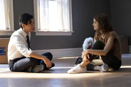 Trent (Henry Lau, l.); CJ (Kathryn Prescott, r.)