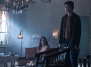 Clarice Starling (Rebecca Breeds, l.); Tyson Conway (Douglas Smith, r.) Clarice Starling (Rebecca Breeds, l.); Tyson Conway (Douglas Smith, r.)