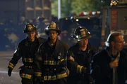 Kelly Severide (Taylor Kinney, 2.v.l.) und seine Kollegen werden zu einer Massenkarambolage auf dem Highway gerufen und müssen mehrere Verletzte bergen. Kelly Severide (Taylor Kinney, 2.v.l.) und seine Kollegen werden zu einer Massenkarambolage auf dem Highway gerufen und müssen mehrere Verletzte bergen.