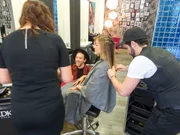 Endspurt bei Vanessa (2.v.r.) und Shoppingbegleitung Andreas (2.v.l.).