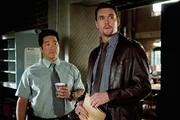 R&uuml;ckblende: Wayne Rigsby (Owain Yeoman, r.) und Kimball Cho (Tim Kang, l.) treffen zum ersten Mal auf Patrick Jane ...