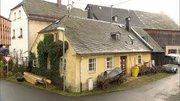 Dieses Bauernhaus im bayerischen Weißdorf aus dem 18. Jahrhundert hat sich Trödelhändler Jörg für 2.000 Euro erworben