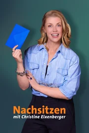 Key Visual/Cover mit Typo zu "Nachsitzen". Christine Eixenberger verdonnert jede Woche Politikerinnen und Politiker, Parteien, Organisationen oder Personen des öffentlichen Lebens, die sich aktuell nicht mit Ruhm bekleckert haben, zum "Nachsitzen"! In jeder Folge begrüßt die Gastgeberin zwei Größen aus Kabarett und Comedy. Beide Gäste haben jeweils zwei Nominierungen dabei. Jeder hält ein persönliches Plädoyer für seine beiden Vorschläge. Wen wollen sie gerne zum Nachsitzen schicken?