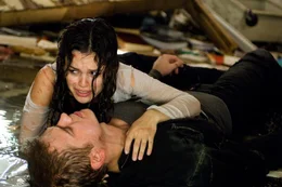 Lange Zeit wei&szlig; David (Hayden Christensen, vorne) nichts von der "jumperfeindlichen" Geheimorganisation der "Paladinen" - und sie auch nicht von ihm. Als er aber, um Millie (Rachel Bilson, hinten) zu beeindrucken, zu unvorsichtig wird, werden diese auf ihn aufmerksam und eine gnadenlose Jagd beginnt ...
