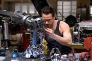 Die Terrorgruppe "Zehn Ringe" nimmt den R&uuml;stungsindustriellen Tony Stark (Robert Downey Jr.) gefangen und will ihn zwingen, eine zerst&ouml;rerische Waffe zu bauen. Stattdessen jedoch baut dieser an einer R&uuml;stung, die ihm die Flucht erm&ouml;glichen soll ...