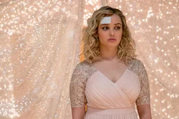 Katherine Langford als Mara Carlyle