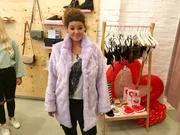 Angela ist auf der Suche nach dem perfekten Outfit passend zu dem Wochenmotto.