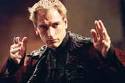 Der internationale Schmuggler Snakehead (Julian Sands) ist hinter einem magischen Medaillon her, mit dessen Hilfe er Unsterblichkeit und somit die Weltherrschaft erlangen will ...