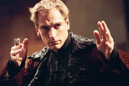 Der internationale Schmuggler Snakehead (Julian Sands) ist hinter einem magischen Medaillon her, mit dessen Hilfe er Unsterblichkeit und somit die Weltherrschaft erlangen will ...