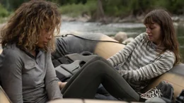 Karissa (Olivia Swann, l.); Joey (Leighton Meester, r.)