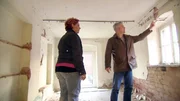 Christine und Ingo sind entsetzt vom Zustand des Hauses - überall bröckelt und schimmelt es
