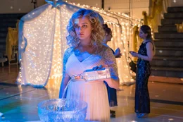 Mara Carlyle (Katherine Langford)