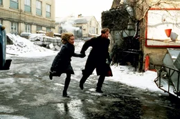 Simon Templar (Val Kilmer) und Dr. Emma Russell (Elisabeth Shue)