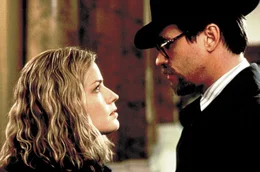 Simon Templar (Val Kilmer) und Dr. Emma Russell (Elisabeth Shue)