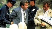 Fielding Chase (William Shatner) wird festgenommen. Lieutenant Columbo (Peter Falk, r.) verdächtigt ihn, den Freund seiner Tochter ermordet zu haben. Fielding Chase (William Shatner) wird festgenommen. Lieutenant Columbo (Peter Falk, r.) verdächtigt ihn, den Freund seiner Tochter ermordet zu haben.