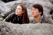 Detective Eddie Yang (Jackie Chan, r.) und Nicole James (Claire Forlani, l.) haben eine &auml;u&szlig;erst gef&auml;hrliche Aufgabe: Sie m&uuml;ssen den Schurken Snakehead unsch&auml;dlich machen, der durch ein geheimnisvolles Medaillon Unsterblichkeit erlang hat ...
