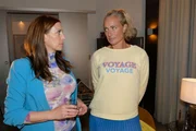 Katrin (Ulrike Frank, l.) r&auml;t Maren (Eva Mona Rodekirchen), sich von Julian fernzuhalten.