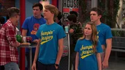 Vorne, l-r: Henry Hart (Jace Norman), Piper Hart (Ella Anderson), Jasper Dunlop (Sean Ryan Fox)