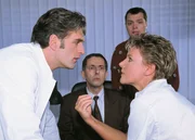 Nikola (Mariele Millowitsch, re.) und Dr. Schmidt (Walter Sittler, li.) machen sich gegenseitig Vorwürfe, wer Schuld an dem ganzen Theater hat. Wagner (Peter Rühring, Mi.) und Tim (Oliver Reinhard) hören gebannt zu.