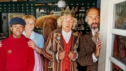 Jim Knopf (Solomon Gordon, l.), Frau Waas (Annette Frier, 2.v.l.), K&ouml;nig Alfons (Uwe Ochsenknecht, 2.v.r.), Herr &Auml;rmel (Christoph Maria Herbst)