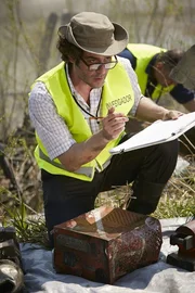 Bei Spaniens schlimmsten Flugzeugunglück in 25 Jahren sterben 154 der 172 Passagiere an Bord des Spanair Fluges 5022, welches kurz nach dem Start abstürzt. Kann der Ermittler (Alex Karzis) den wahren Grund für den Absturz aufdecken?