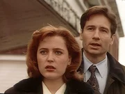 Mulder (David Duchovny, r.) und Scully (Gillian Anderson, l.) ermitteln in einer rätselhaften Mordserie: Die Opfer, sowohl Männer als auch Frauen, starben immer nach einer leidenschaftlichen Liebesnacht ... Mulder (David Duchovny, r.) und Scully (Gillian Anderson, l.) ermitteln in einer rätselhaften Mordserie: Die Opfer, sowohl Männer als auch Frauen, starben immer nach einer leidenschaftlichen Liebesnacht ...