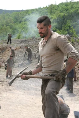 Wird zu Arbeiten im Steinbruch verdonnert, damit er keine Chancen auf einen Sieg im Knastfight-Wettbewerb hat: Uri Boyka (Scott Adkins) ...