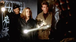 Simon Templar (Val Kilmer) rettet die Wissenschaftlerin Emma Russell (Elisabeth Shue) vor einem skrupellosen russischen Milliard&auml;r