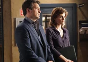 Beckett (Stana Katic, r.) und Castle (Nathan Fillion, l.) kommen dahinter, dass der Ermordete offensichtlich ein Doppelleben f&uuml;hrte ...