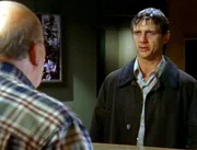 Was ist bloss mit Douglas Hibbard (Gordon Currie, re.) geschehen? Er wollte doch nur schnell in eine Apotheke, um ein Grippemittel zu besorgen...