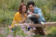 CJ (Kathryn Prescott, l.); Trent (Henry Lau, r.)