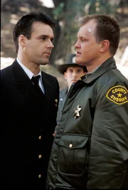 Harmon Rabb Jr. (David James Elliott) und Sarah &bdquo;Mac&ldquo; MacKenzie (Catherine Bell) sind Anw&auml;lte beim Judge Advocate General&rsquo;s Corps der US Navy. Als Milit&auml;rjuristen behandeln die beiden F&auml;lle, die f&uuml;r die US-amerikanische Marine von Belangen sind. Dabei kommt es vor, dass sie sich auch mal einander auf unterschiedlichen Seiten gegen&uuml;berstehen. Im Laufe der Zeit n&auml;hern sich Harm und Mac auch privat an, doch einer Beziehung werden viele Steine in den Weg gelegt. An ihrer Seite arbeitet Bud Roberts (Patrick Labyorteux), der sich vor allem durch Loyalit&auml;t gegen&uuml;ber seinen Vorgesetzten auszeichnet. Admiral A.J. Chegwidden (John M. Jackson) erwartet eine solche auch von seinen Untergebenen, zeichnet sich seinerseits aber auch durch hohe Integrit&auml;t aus.