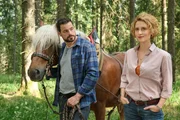 Ein Sommer im Schwarzwald Ihre Idylle ger&auml;t ins Wanken: Wanda Perdelwitz als Fiona, Richard Ulfs&auml;ter als Marc
