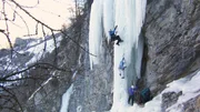 Kletterer erklimmen gewaltige Eisformationen und schroffe Felswände in den französischen Alpen – ein Blick auf die extremen Herausforderungen des Winterbergsteigens von der Dauphiné bis in die Hochalpen.