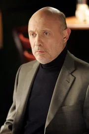 Carlos Torres (Hector Elizondo)