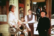 Charles (Michael Landon, l.), Almanzo (Dean Butler, sitzend), Nels (Richard Bull, 2.v.r.) und Reverend Alden (Dabbs Greer, r.) haben im Restaurant nichts mehr zu Essen bekommen.
