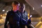 Commander Kelly Grayson (Adrianne Palicki, l.); Lieutenant Commander Bortus (Peter Macon) Commander Kelly Grayson (Adrianne Palicki, l.); Lieutenant Commander Bortus (Peter Macon)