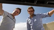 Stu (ED HELMS, li.) und Phil (BRADLEY COOPER) inspizieren den Kofferraum..