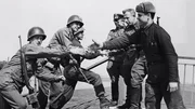 26. April 1945: „Amerikanische und russische Truppen treffen sich auf der zerstörten Brücke über die Elbe in Torgau, Deutschland. Die Amerikaner, links, und die russischen Soldaten sind zu sehen, wie sie sich gegenseitig die Hand reichen. 26. April 1945: „Amerikanische und russische Truppen treffen sich auf der zerstörten Brücke über die Elbe in Torgau, Deutschland. Die Amerikaner, links, und die russischen Soldaten sind zu sehen, wie sie sich gegenseitig die Hand reichen.