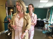 Kandidatin Melina (l.) und ihre Shoppingbegleitung Domi Kandidatin Melina (l.) und ihre Shoppingbegleitung Domi