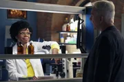 Kasie Hines (Diona Reasonover, l.); Leroy Jethro Gibbs (Mark Harmon, r.)
