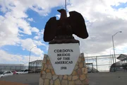 Die Adlerstatue der Cordova Bridge of the Americas steht aufrecht, w&auml;hrend mehrere Fahrzeuge in der Schlange warten, um die Grenze am Einreisehafen in El Paso, Texas, zu passieren. (National Geographic f&uuml;r Disney)