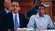 Verteidiger Halpert (Gregory Hines, 2.v.li.) geht klar von einer Diskriminierung seines Mandanten Stevie Thomas (Chad Tucker, re.) von Seiten der Polizei aus. Er sieht in der Ungleichbehandlung der Polizei einen mildernden Umstand und Aussichten auf einen Freispruch für Stevie...