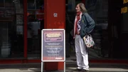 Musikproduzent Walter Wiegand vor dem Kiez-Discounter
