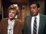 Jessica (Angela Lansbury) versucht gemeinsam mit Harry McGraw (Jerry Orbach) dem Geheimnis des Tagebuchs auf die Spur zu kommen.