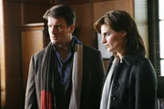 Castle (Nathan Fillion, l.) und Beckett (Stana Katic, r.) m&uuml;ssen erkennen, dass der ermordete Staatsanwalt Jack Buckley, der f&uuml;r seine hohen moralischen Anspr&uuml;che und seine Ehrlichkeit bekannt war, keine wei&szlig;e Weste hat ...